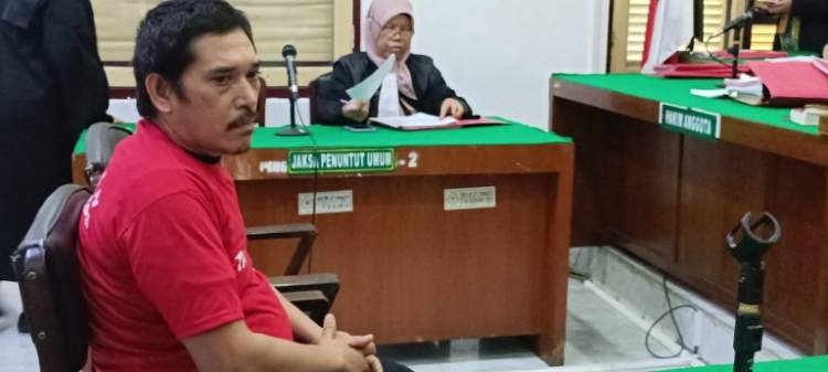Foto: Terdakwa Deni Saputra ketika mendengarkan putusan dari majelis hakim di ruang sidang Cakra V, Pengadilan Negeri Medan, Kamis (5/12/2024).