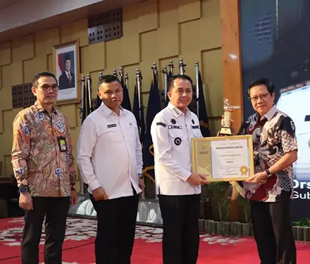 Foto: Penjabat (Pj) Gubernur Sumatera Utara (Sumut) Agus Fatoni memberikan penghargaan Siddhakarya Sumut 2024 kategori Unggul di Aula Tengku Rizal Nurdin Gubernur Sumut Jalan Jendral Sudirman Medan pada Rabu, 4 Desember 2024.(Istimewa)