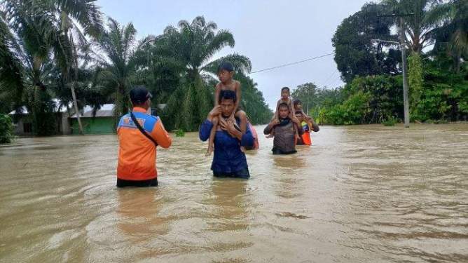 Foto: Banjir luapan sungai Lawe Soraya merendam pemukiman penduduk Kecamatan Trumon Tengah dan Trumon Timur, Aceh Selatan.