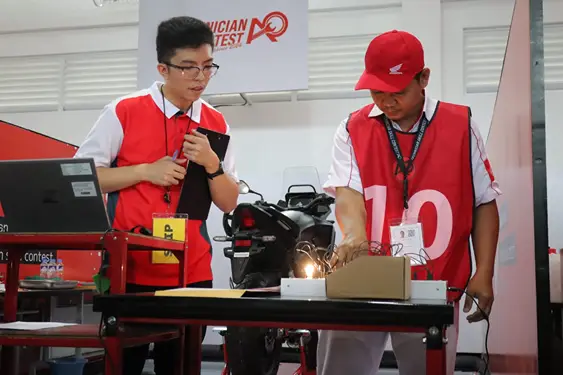 Foto: Aksi Eko Purwanto saat uji kompetensi kelistrikan pada sesi Off Vehicle pada ajang Honda Asia & Oceania Motorcycle Technician Skill Contest (AOC) 2024.(Istimewa)