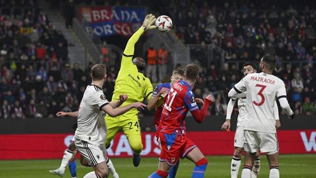Foto: Blunder Andre Onana mewarnai kemenangan MU atas Viktoria Plzen di Liga Europa.
