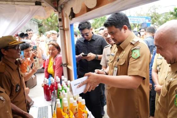 Foto: Wali Kota Medan, Bobby Nasution di Pasar Murah Lapangan Bom Jalan Wijaya Kesuma, Kecamatan Medan Helvetia.