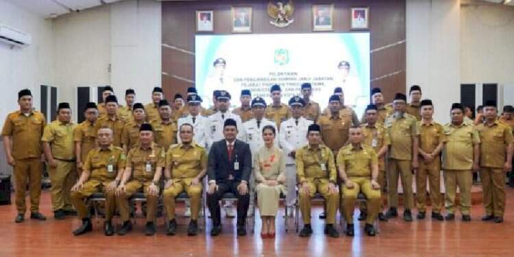 Foto: Wali Kota Medan Bobby Nasution melantik 54 pejabat administrator dan pengawas di lingkungan Pemkot Medan, Senin (2/12/2024).