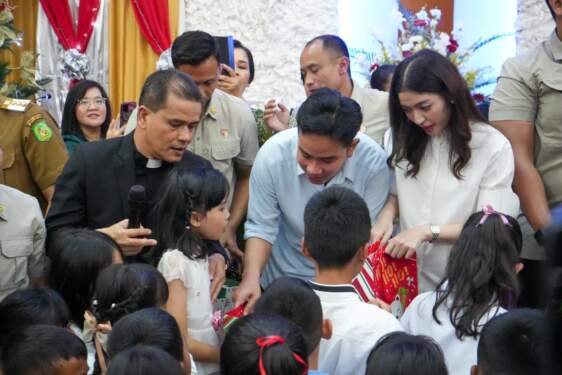 Foto: Wapres Gibran bersama istri Selvi Ananda memberikan hadiah Natal 2024 kepada anak-anak di Gereja HKBP Resort Medan IV Distrik X Medan-Aceh.