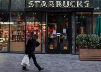 Starbucks akan PHK Karyawan, Ini Alasannya