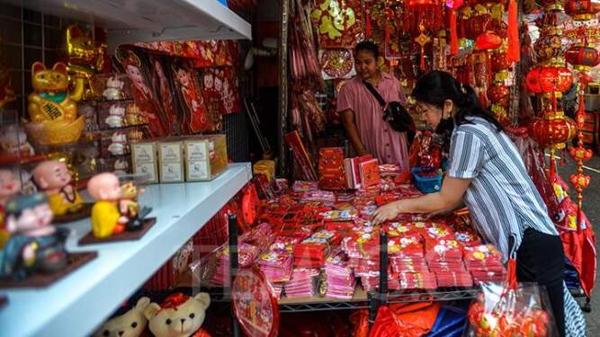 Foto: Penjualan pernak-pernik Imlek.
