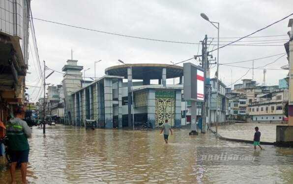 Banjir di wilayah Tebing Tinggi, Sumut, diperparah meluapnya Sungai Padang dan Sungai Bahilang saat curah hujan tinggi, Sabtu (18/1). 