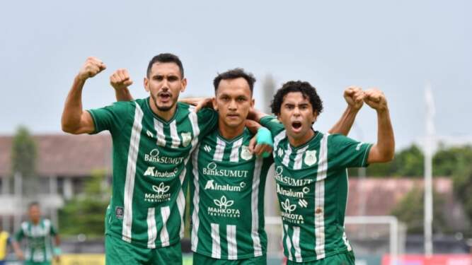 Foto: Para pemain melakukan selebrasi kemenangan usai mencetak gol ke gawang Persikota Tangerang. 