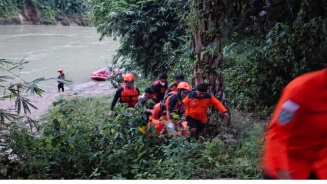 Foto: Dua karyawan PT Sumber Rezeki Alam (PT SRA) hanyut terseret arus sungai Wampu di Desa Empus, Kecamatan Bahorok, Kabupaten Langkat.