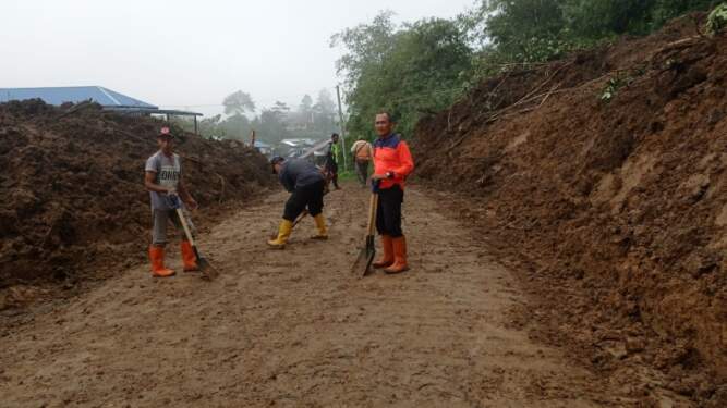 Foto: Jalan alternatif Langkat-Karo yang semula tertimbun material longsor sepanjang 50 meter kini telah dibersihkan dan bisa dilalui arus kendaraan.