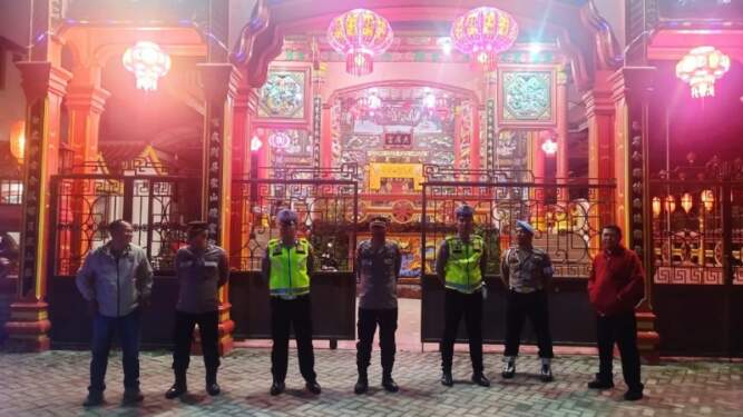 Foto: Sejumlah personel yang mengamankan vihara yang menjadi pusat perayaan Imlek 2576/2024.