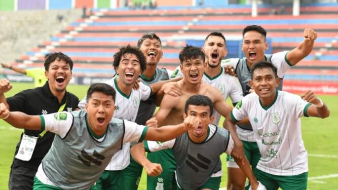 Foto: Para pemain PSMS Medan merayakan kemenangan dramatis yang mereka raih dari tuan rumah Nusantara United 1-0.