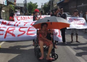 Tak Terima Rumah Dieksekusi, Ratusan Warga Jalan Gandhi Lakukan Perlawanan