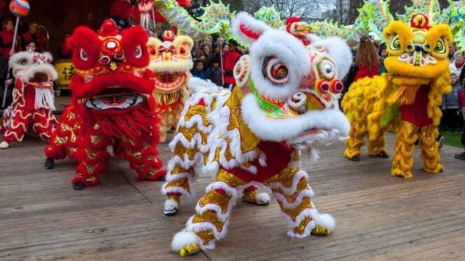 Pertunjukkan barongsai.