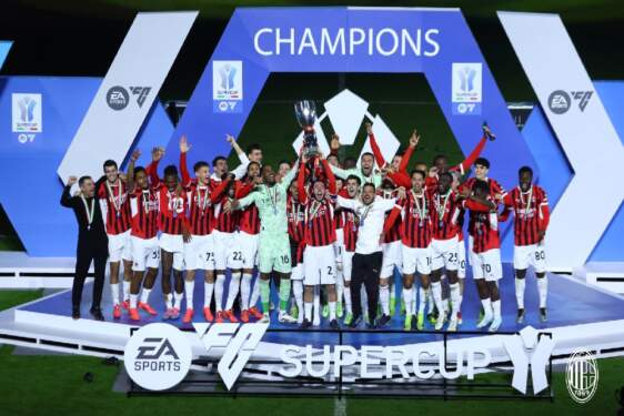 Foto: AC Milan menjuarai Piala Super Italia (Supercoppa Italia) 2024/25 setelah mengalahkan Inter Milan dengan skor 3-2 di Al-Awwal Park, Riyadh, Arab Saudi, Selasa dini hari WIB (7/1/2025).