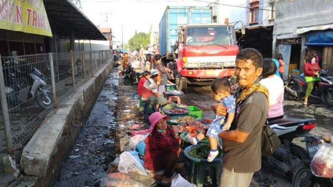 Foto: Pedagang sayur di Pajak Gambir Percut Seituan.