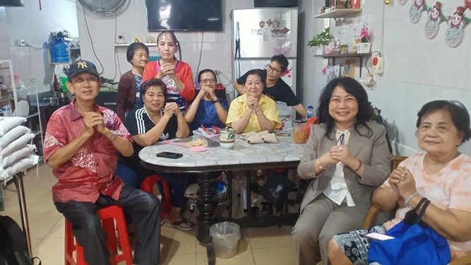 Foto: Anggota DPRD Medan Lily Tan dan Kopi Tiam Sahabat ST Salurkan 40 Paket Imlek untuk Warga Kurang Mampu 2