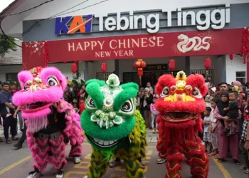 Foto: Atraksi Barongsai Hibur Penumpang KA di Stasiun Tebing Tinggi 9
