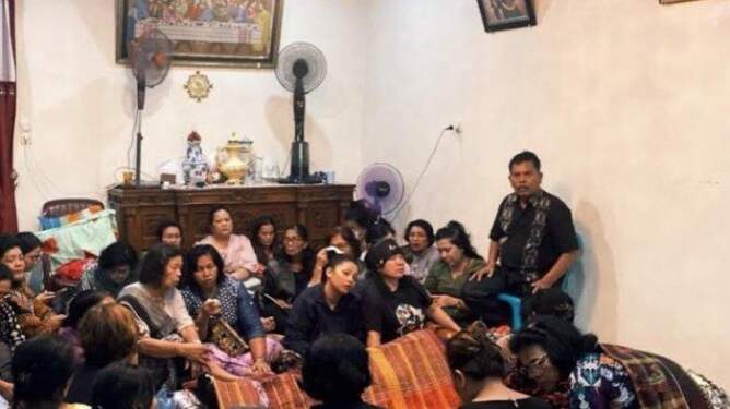 Foto: Jenazah calon pengantin di Siantar tiba di rumah duka.