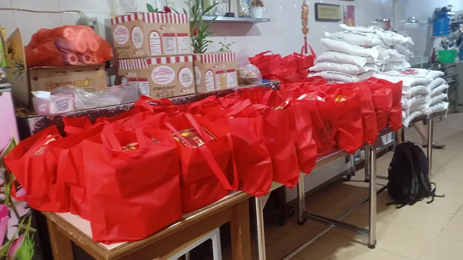 Foto: Anggota DPRD Medan Lily Tan dan Kopi Tiam Sahabat ST Salurkan 40 Paket Imlek untuk Warga Kurang Mampu 4