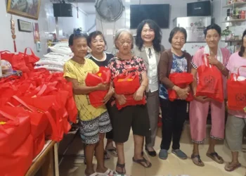 Foto: Anggota DPRD Medan Lily Tan dan Kopi Tiam Sahabat ST Salurkan 40 Paket Imlek untuk Warga Kurang Mampu 6
