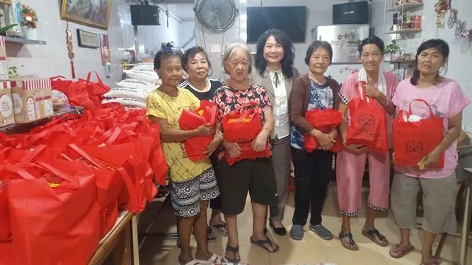 Foto: Menyambut Imlek 2025 , Anggota DPRD Medan, Lily Tan bersama Kopi Tiam Sahabat ST, Jalan Meranti No.34 Medan Petisah menggelar kegiatan bakti sosial (baksos).(seputarsumut/Asiong)