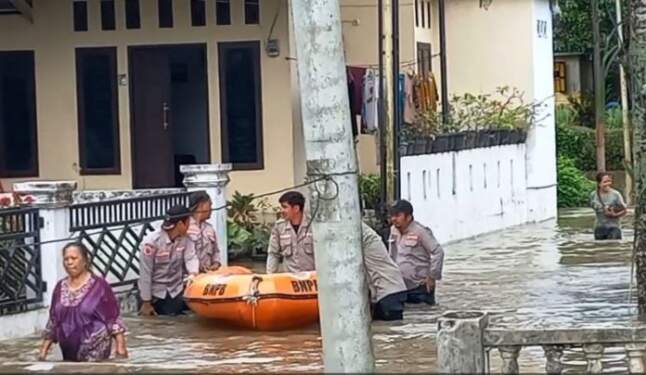 Foto: Petugas BPBD Binjai mengevakuasi warga terdampak banjir di Kelurahan Rambung Barat.