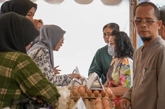 Foto: Sejumlah warga tampak tengah berbelanja di pasar murah Pemko Medan yang digelar di Jalan Timah Putih, Kecamatan Medan Area, Selasa (21/1/2025).(Istimewa)