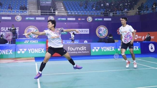 Dejan/Fadia lolos ke 16 besar India Open 2025. 