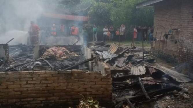 Foto: Puing rumah yang hangus terbakar.