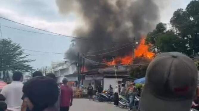 Foto: Api melalap tiga bangunan rumah di Kecamatan Medan Timur.