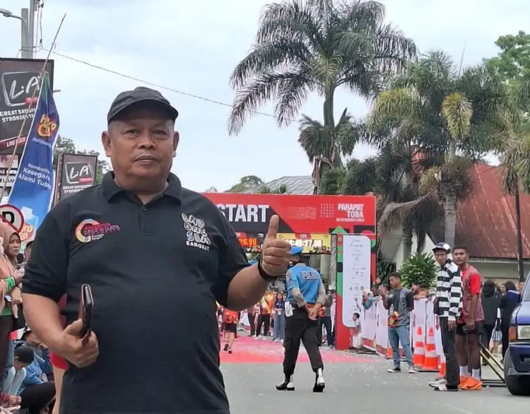 Foto: Direktur Poltekpar Medan, Ngatemin saat hadir dalam penyelenggaraan event olahraga "Bumi Kaldera Run", Danau Toba, (29/12/2024).(Dok:Poltekpar Medan)