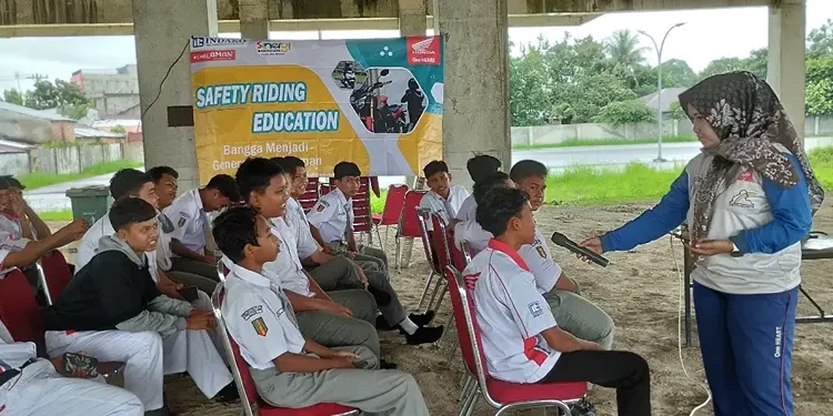 Foto: Para instruktur safety riding bersama dealer Honda PT Bintang Utama Motor mengajak puluhan pelajar SMK Muhammadiyah 9 Medan mempertajam pengetahuan berkendara aman.(Istimewa)