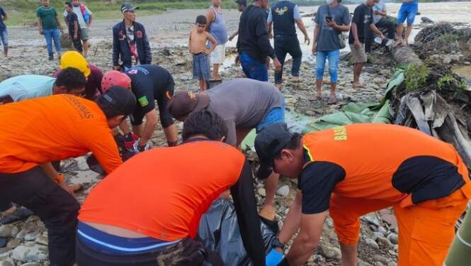 Foto: Petugas Basarnas saat mengevakuasi para korban.