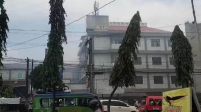 Foto: RS Sari Mutiara Lubuk Pakam mendadak berasap dan terbakar di bagian belakang gedung.