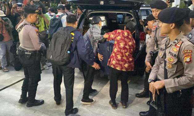 Foto: Rumah Sekjen PDIP Hasto Kristiyanto digeledah oleh penyelidik KPK.