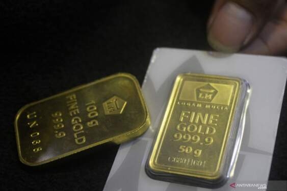 Harga emas Antam yang dipantau dari laman Logam Mulia, Rabu, meroket sebesar Rp15.000 per gram.