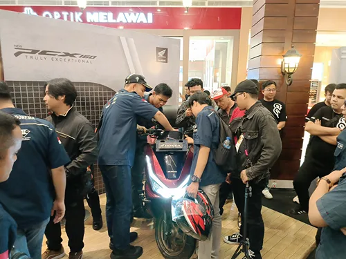 Foto: Honda Bikers antusias menunjukkan eksistensinya dengan gaya baru dan merasakan pesta mewah dan berkelas bersama New Honda PCX 160.(Istimewa)