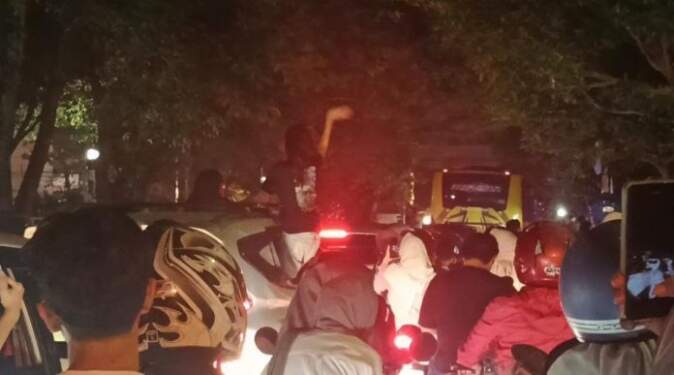 Foto: Momen pengendara merayakan pergantian tahun di tengah kemacetan Kota Medan.