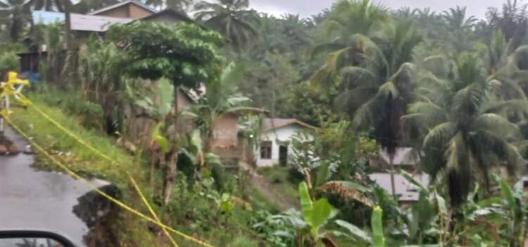 Foto: Ruas Jalan Nasional lintas Barat tepatnya di Desa Sipenggeng/Parsariran, Kecamatan Batang Toru, Kabupaten Tapanuli Selatan yang amblas.