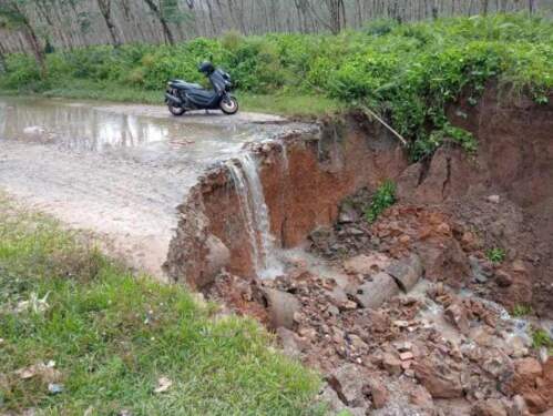 Foto: Jalan yang putus penghubung kecamatan akibat longsor di kawasan HGU PT Bridgestone, Desa Perkebunan Aek Tarum, Asahan.