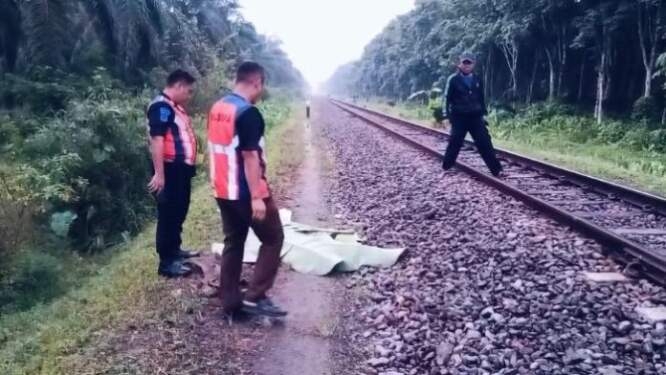 Jasad korban sebelum dievakuasi dan ditemukan tergeletak di pinggiran rel KA. 