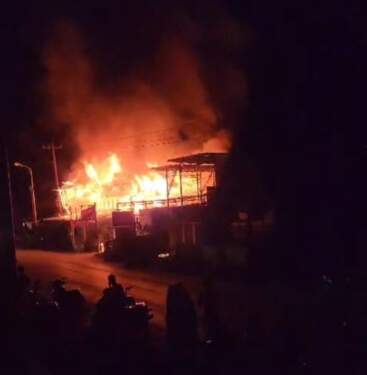 Foto: Dua rumah berlantai 2 di Dusun Pardangguran, Desa Siwaluompu, Kecamatan Tarutung Taput hangus dilalap si jago merah.