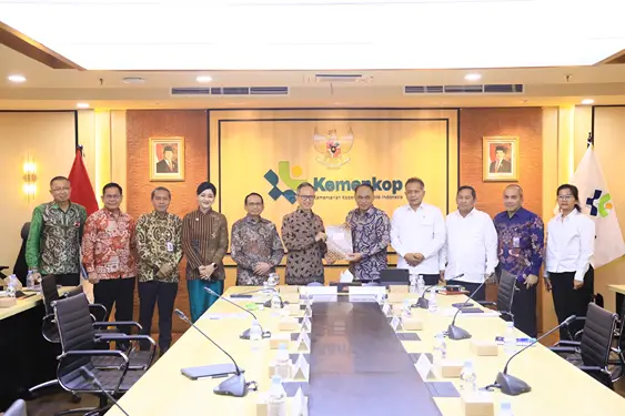 Kemenkop RI Serahkan Daftar Koperasi Kepada OJK 1 Kemenkop menyerahkan daftar koperasi yang menjalankan kegiatan di sektor jasa keuangan kepada OJK.(Dok:OJK)