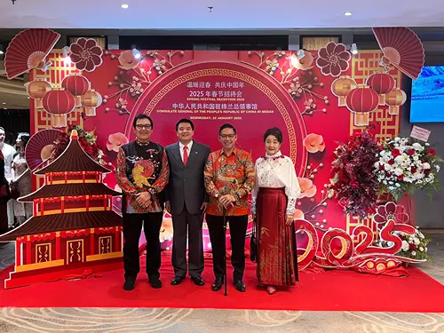 Foto: Ketua DPRD Medan Wong Cun Sen foto bersama Konsul Jenderal Republik Rakyat Tiongkok di Medan Zhang Min pada acara festival musim semi tahun baru Imlek, Rabu (22/1/2025) malam.(Ist)