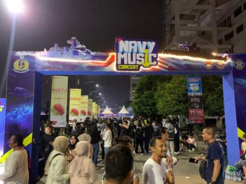 Foto: Penonton konser musik Dewa 19 yang sudah memadati jalur antrean ke lokasi utama.