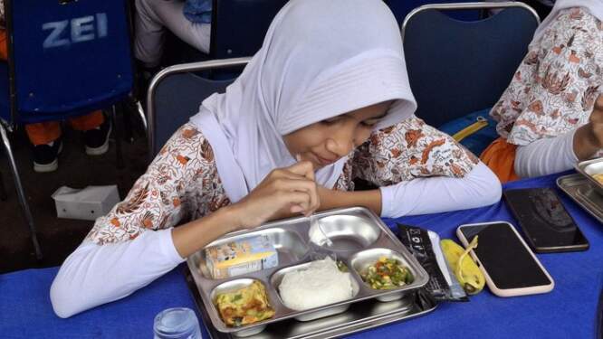 Foto: Uji coba makan bergizi gratis di Jaksel.