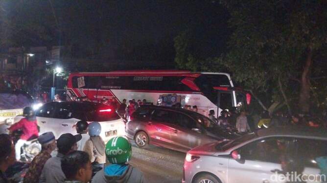 Foto: Bus pariwisata mengalami kecalakaan di Kota Batu, Jawa Timur, Rabu (8/1/2025) malam.