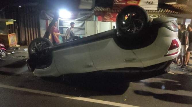 Artis FTV Larasati Nugroho kecelakaan hingga mobil terbalik di Pesanggrahan, Jaksel. 