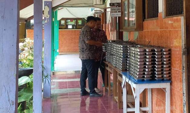 Kasus keracunan hingga mual-mual puluhan siswa SD Negeri (SDN) 3 Sukoharjo.